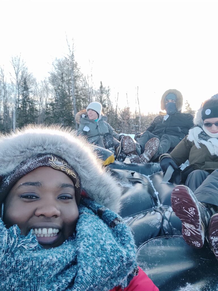 Qui suis-je? 6 un groupe d'amis qui joue dans la neige