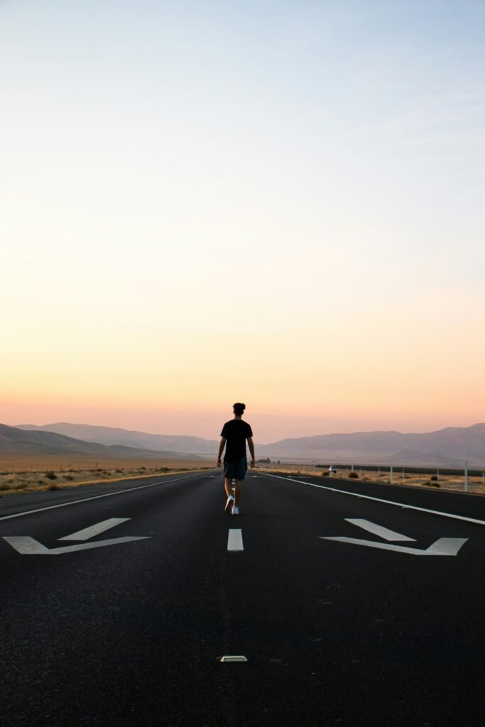 Services Individuels 4 un homme qui marche au milieu de la route