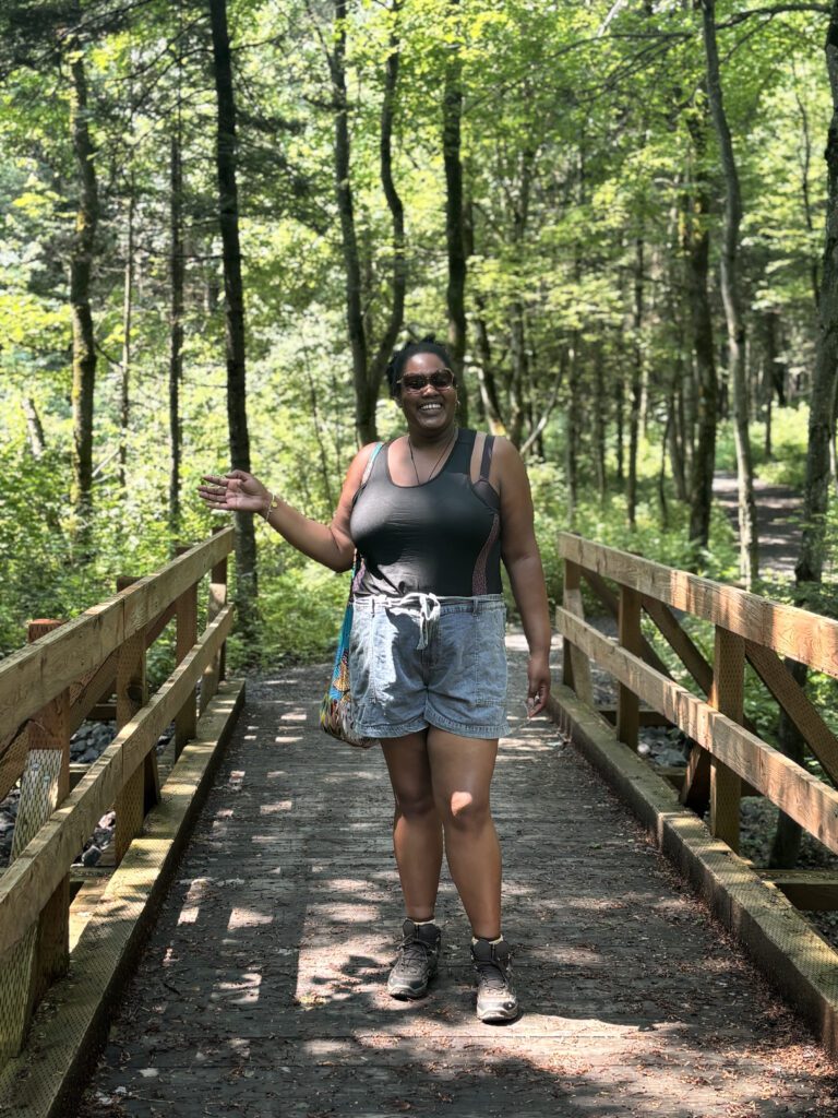 une femme qui fait de la randonnée