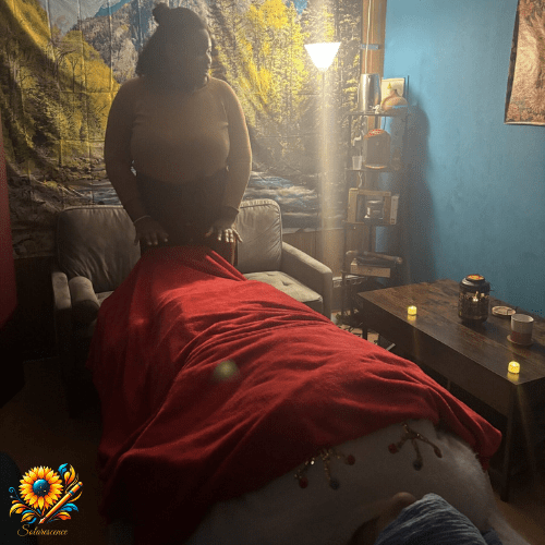 femme faisant des soins énergétique